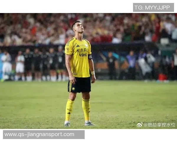 C罗个人净资产突破14亿美元成为全球足坛首位亿万富翁 C罗个人净资产突破14亿美元成为全球足坛首位亿万富翁