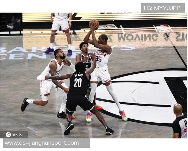 太阳逆转篮网第三节大爆发布克单节狂砍12分助力球队反超17分 太阳逆转篮网第三节大爆发布克单节狂砍12分助力球队反超17分